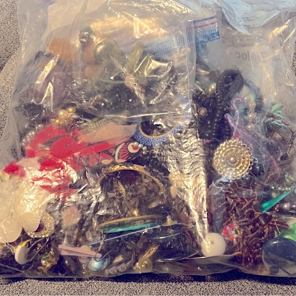 Scrap Jewelry grab bag, 2.5lbs - Picture 8 of 8